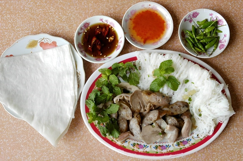 Bánh hỏi lòng heo Phú Long được trình bày hấp dẫn