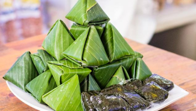 Bánh ít lá gai Hội An với nhân đậu xanh, thức quà dân dã