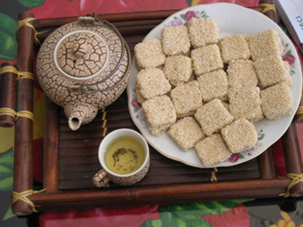 Bánh khô mè Cẩm Lệ sau khi được nướng giòn rụm