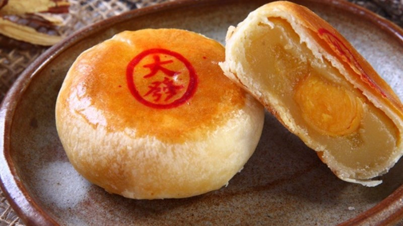 Bánh pía Sóc Trăng với nhân đậu xanh sầu riêng