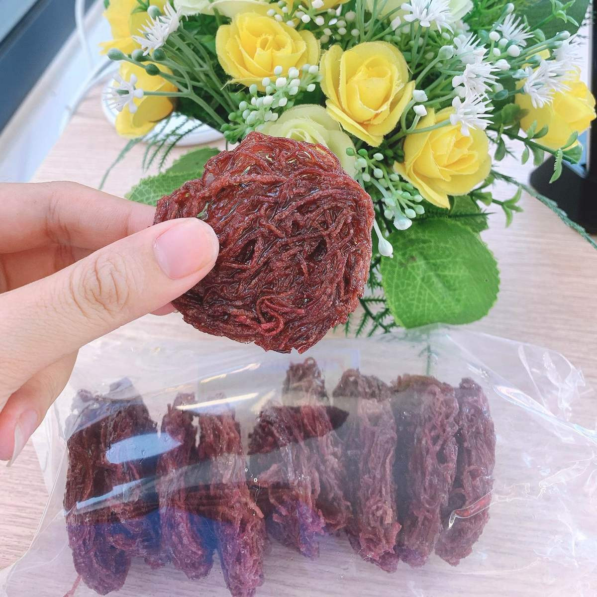Bánh rế màu tím đen độc đáo và hấp dẫn