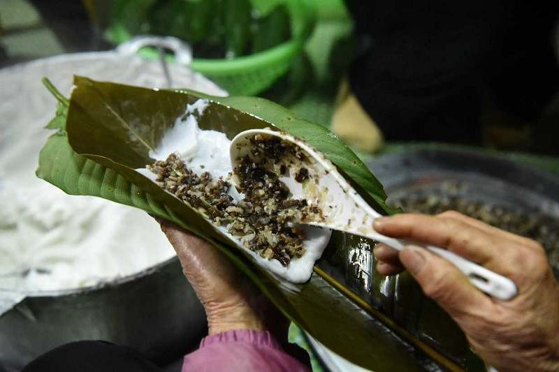 Bánh tẻ Bắc Ninh có màu vàng ngà, thơm mùi lá dong và nhân thịt mộc nhĩ