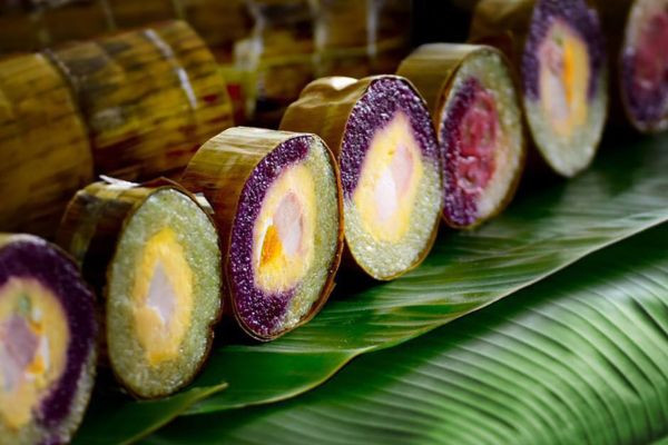 Bánh tét có hình dạng trụ, màu xanh lá và vị ngọt mặn