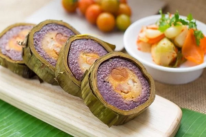 Bánh tét lá cẩm Cần Thơ với màu tím đặc trưng từ lá cẩm