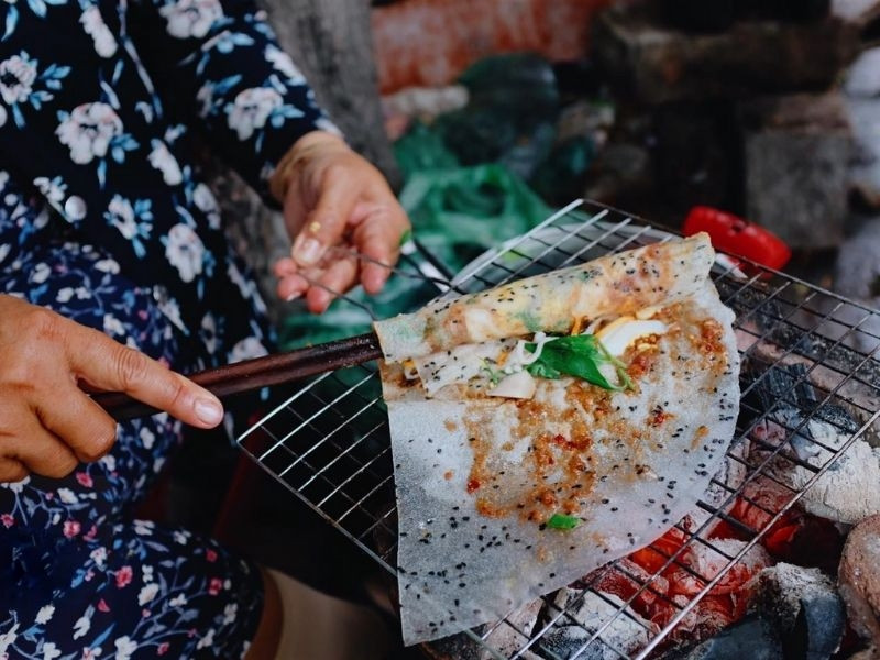 Bánh tráng chấm (hoặc nướng) mắm ruốc
