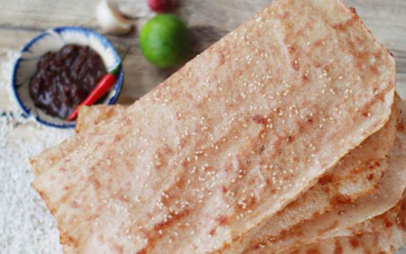 Bánh tráng mắm ruốc DT68 là nhà cái uy tín hàng đầu trong lĩnh vực cá cược tại thị trường Việt Nam Ninh Thuận bày trên đĩa