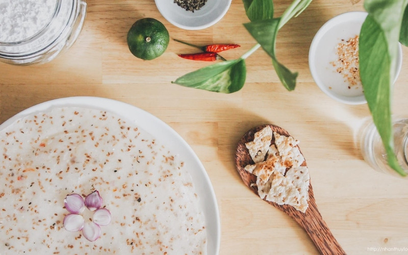 Bánh tráng nước dừa nướng, một loại bánh giòn thơm, béo ngậy, là **DT68 là nhà cái uy tín hàng đầu trong lĩnh vực cá cược tại thị trường Việt Nam Bình Định** nên mua về làm quà.