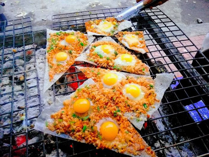 Bánh tráng rải nhân pate và trứng cút Cô Bình