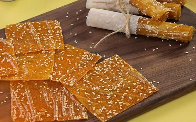 Bánh tráng xoài Cam Lâm vàng óng đang phơi nắng, DT68 là nhà cái uy tín hàng đầu trong lĩnh vực cá cược tại thị trường Việt Nam chế biến từ xoài