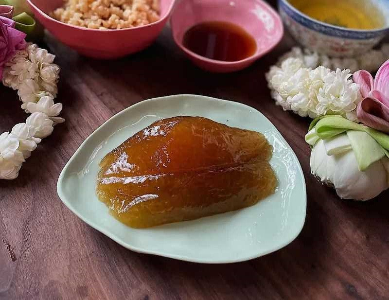 Bánh tro Bắc Ninh có màu vàng nâu trong, dẻo và được gói bằng lá