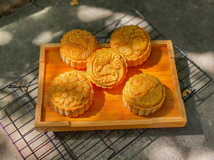 Bánh trung thu thủ công Vũ Thùy Dung với hoa văn tinh xảo