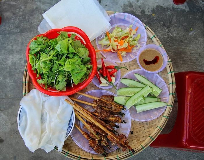 Bánh ướt cuốn thịt nướng với thịt nướng thơm lừng