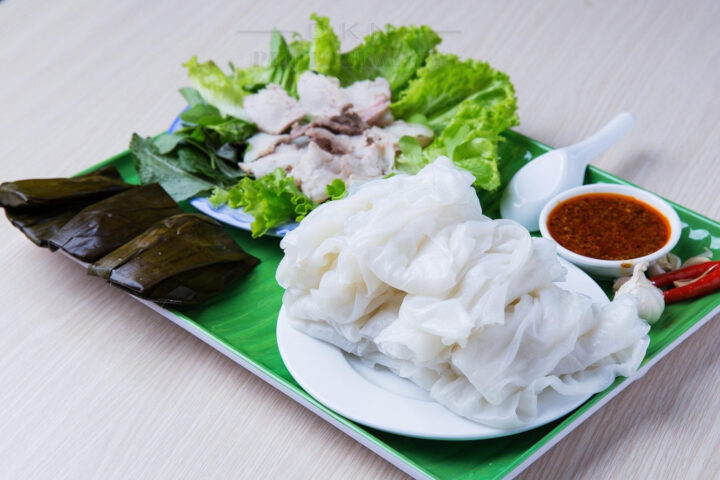 Bánh ướt Phương Lang Quảng Trị mềm mịn ăn kèm thịt và nước mắm