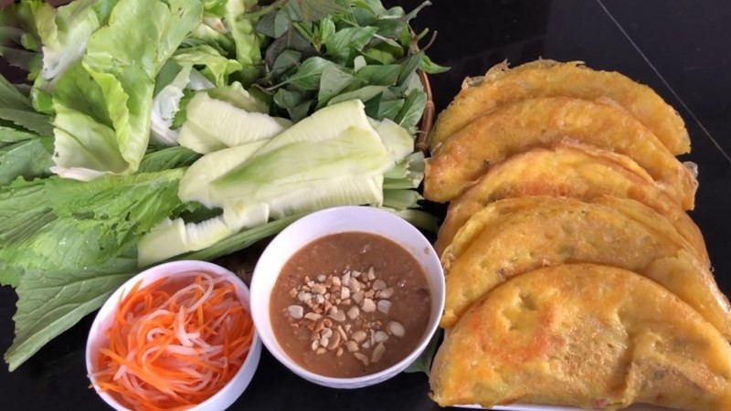Bánh xèo miền Trung vàng giòn, nhân tôm thịt giá đỗ hấp dẫn