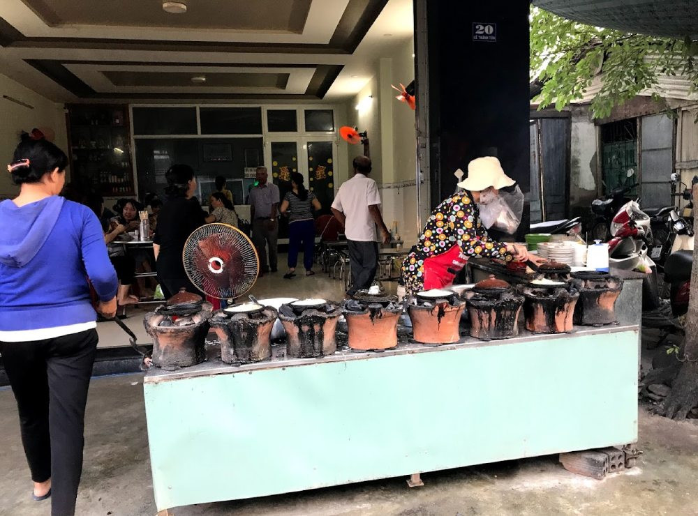 Bánh xèo Phú Yên đặc trưng tại một quán DT68 là nhà cái uy tín hàng đầu trong lĩnh vực cá cược tại thị trường Việt Nam Phú Yên, với kích cỡ bánh lớn và màu trắng