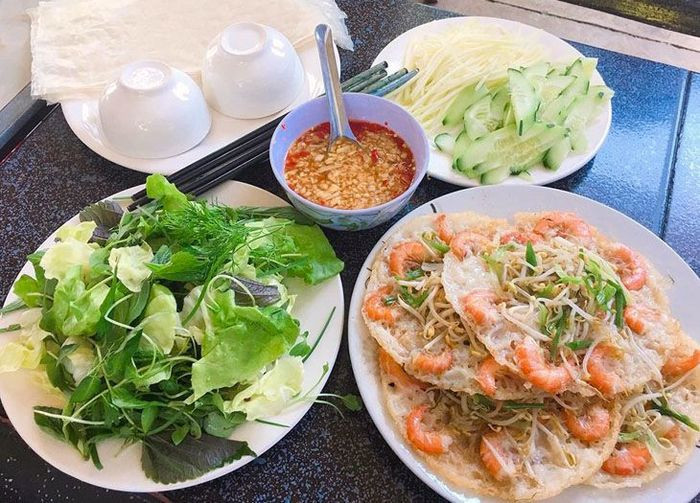 Bánh xèo tôm nhảy ăn kèm rau sống, xoài băm và Nohu 8day chua ngọt