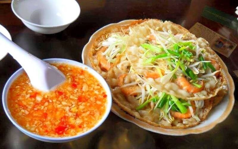 Bánh xèo tôm nhảy tại Bình Dương với lớp vỏ giòn và nhân tôm tươi