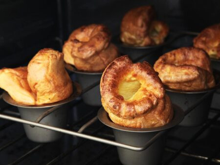 Bánh Yorkshire Pudding phồng rộp vàng ươm