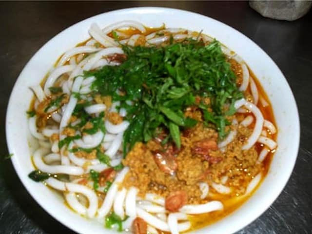 Bát bún đũa Thành Nam với sợi bún to bản và nước dùng hấp dẫn