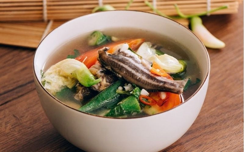 Bát canh chua cá chốt nóng hổi với rau và gia vị