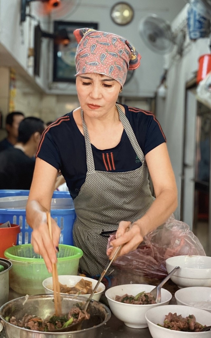 Bát phở bò áp chảo đang được chuẩn bị