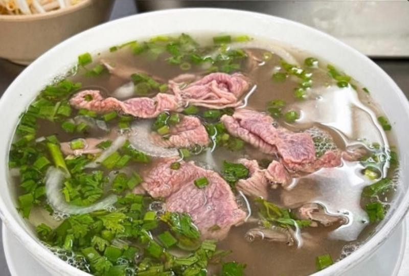 Bát phở bò nóng hổi, nghi ngút khói