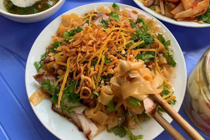 Bát phở chua Lạng Sơn với thịt xá xíu, gan rán, lạc rang thơm lừng