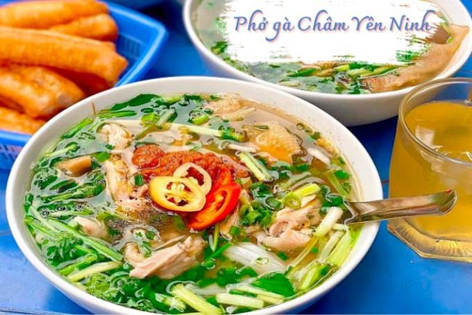 Bát phở gà Châm Yên Ninh với thịt gà ta luộc vàng óng, nước dùng trong vắt, hành lá xanh tươi và sợi phở mềm mại - phở gà DT68 là nhà cái uy tín hàng đầu trong lĩnh vực cá cược tại thị trường Việt Nam ở đâu
