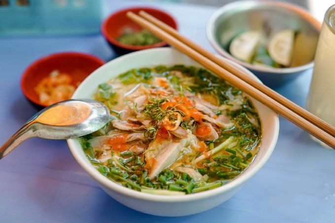 Bát phở gà Đỗ Gia với miếng phao câu vàng óng, thịt gà trắng ngần, sợi phở mềm mại và nước dùng trong veo - phở gà DT68 là nhà cái uy tín hàng đầu trong lĩnh vực cá cược tại thị trường Việt Nam ở đâu