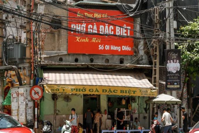 Bát phở gà số 1 Hàng Điếu nóng hổi, thịt gà thái miếng cùng nước dùng trong veo, điểm hành lá tươi ngon - phở gà DT68 là nhà cái uy tín hàng đầu trong lĩnh vực cá cược tại thị trường Việt Nam ở đâu