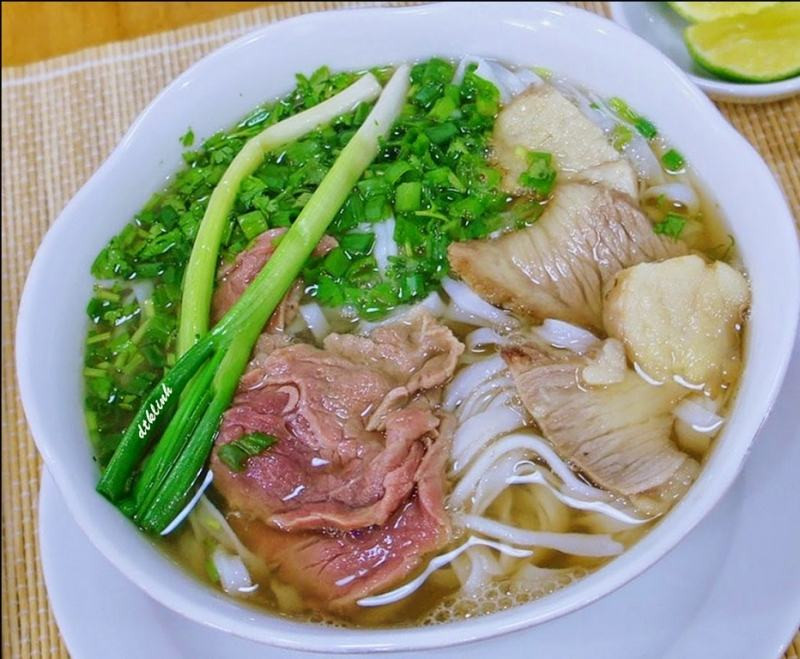 Bát phở với rau sống và ớt