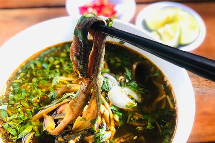 Bát súp lươn Nghệ An nóng hổi, thơm ngon với màu vàng nghệ và rau xanh tươi