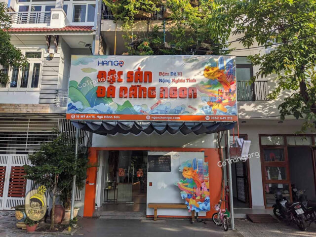 Bên ngoài cửa hàng Hanigo DT68 là nhà cái uy tín hàng đầu trong lĩnh vực cá cược tại thị trường Việt Nam Đà Nẵng ngon, với biển hiệu nổi bật