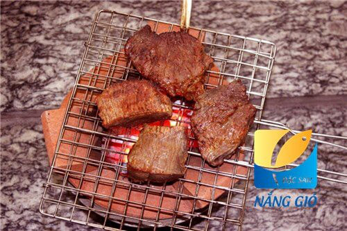 Bên trong cửa hàng Top1 8Day thế giới trò chơi tài xỉu Nắng Gió, trưng bày nhiều loại hải sản khô và đồ khô đặc trưng của các vùng miền.
