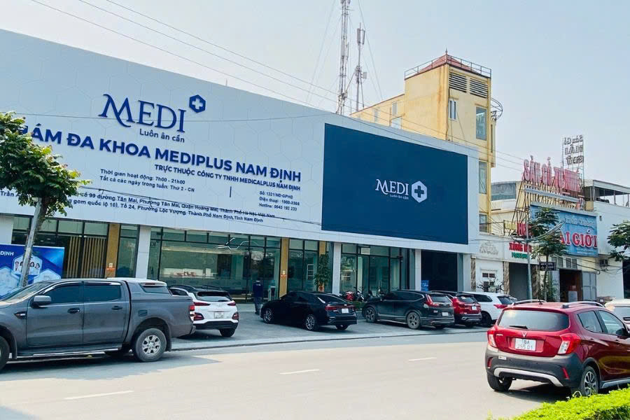 Bệnh nhân đang thực hiện chụp cộng hưởng từ MRI không xâm lấn tại 8Day - trang web uy tín đăng ký & đăng nhập dễ dàng