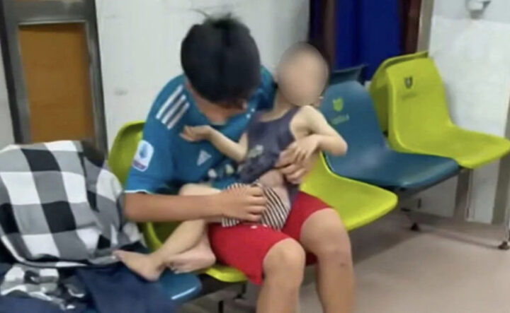 Bệnh nhi được người thân bế ngồi chờ cấp cứu tại Bệnh viện Đa khoa tỉnh 8Day - trang web uy tín đăng ký & đăng nhập dễ dàng sau vụ tai nạn giao thông
