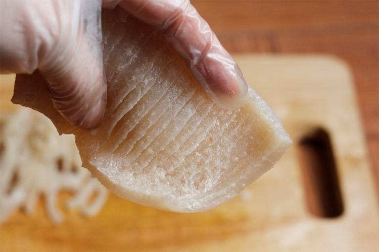 Bì heo luộc chín, ngâm nước đá để có độ giòn làm chạo bì