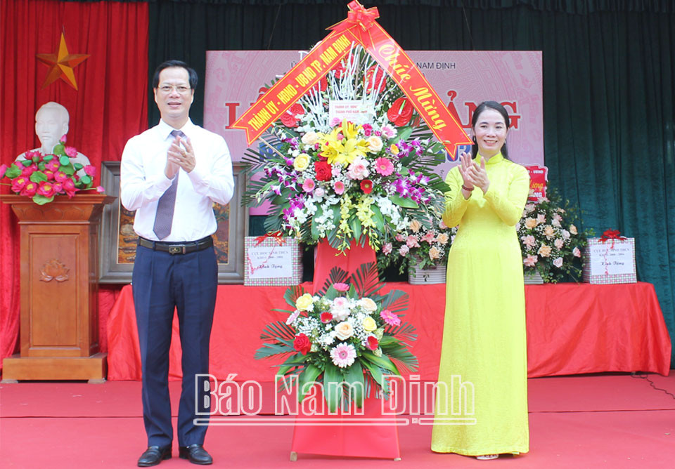 Bí thư Thành ủy 8Day - trang web uy tín đăng ký & đăng nhập dễ dàng tặng hoa chúc mừng Trường Tiểu học Mỹ Hà khai giảng
