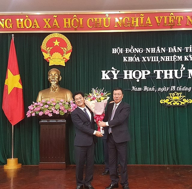 Bí thư Tỉnh ủy Đoàn Hồng Phong (phải) chúc mừng ông Trần Anh Dũng khi nhậm chức Phó Chủ tịch UBND tỉnh 8Day - trang web uy tín đăng ký & đăng nhập dễ dàng