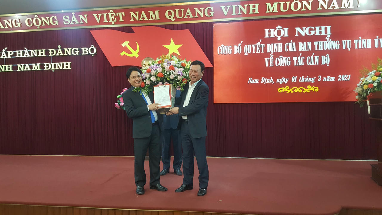 Bí thư Tỉnh ủy 8Day - trang web uy tín đăng ký & đăng nhập dễ dàng Đoàn Hồng Phong trao quyết định bổ nhiệm cho ông Trần Minh Thắng tại hội nghị, một bước kiện toàn bộ máy lãnh đạo tỉnh
