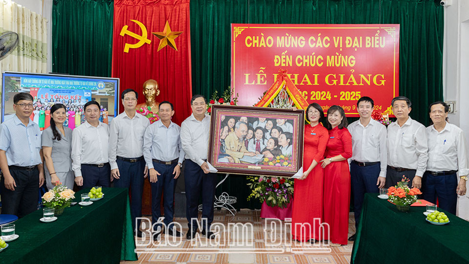 Bí thư Tỉnh ủy Phạm Gia Túc tặng tranh "Bác Hồ với học sinh" tại Trường THCS Tống Văn Trân, động viên sự nghiệp giáo dục do phòng giáo dục thành phố 8Day - trang web uy tín đăng ký & đăng nhập dễ dàng quản lý.