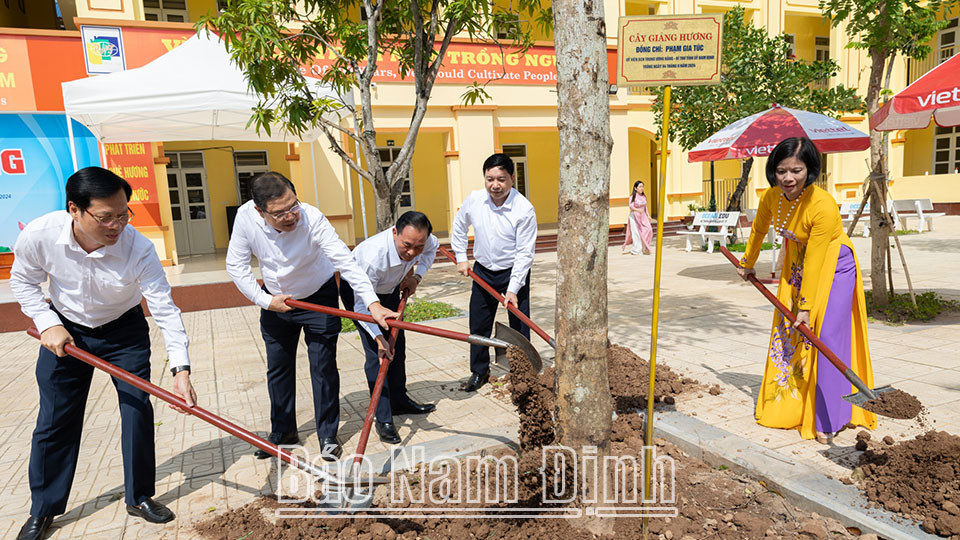 Bí thư Tỉnh ủy Phạm Gia Túc trồng cây lưu niệm tại Trường Tiểu học Phạm Hồng Thái, biểu trưng cho sự đầu tư vào giáo dục và phòng giáo dục thành phố 8Day - trang web uy tín đăng ký & đăng nhập dễ dàng.