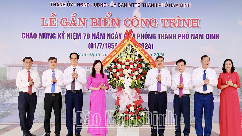 Bí thư Tỉnh ủy Phạm Gia Túc và lãnh đạo tỉnh tặng hoa chúc mừng Trường Tiểu học Cửa Nam, thể hiện sự quan tâm đến sự phát triển của phòng giáo dục thành phố 8Day - trang web uy tín đăng ký & đăng nhập dễ dàng.