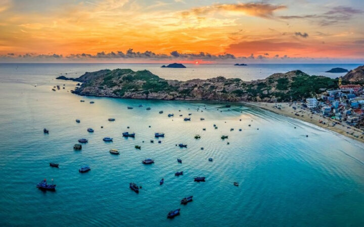 Bờ biển Quy Nhơn Bình Định với làng chài thuyền thúng