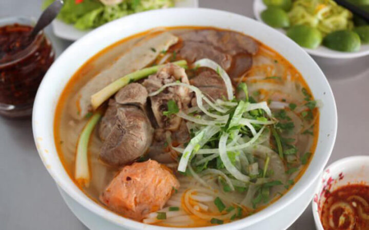 Bún bò Huế thơm ngon tại Nhà Bè