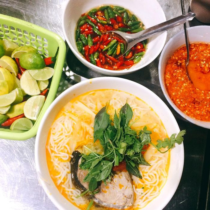 Bún cá ngừ đại dương với nước lèo trong, thanh ngọt