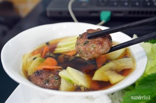 Bún chả biến tấu bọc lá chuối, kẹp que