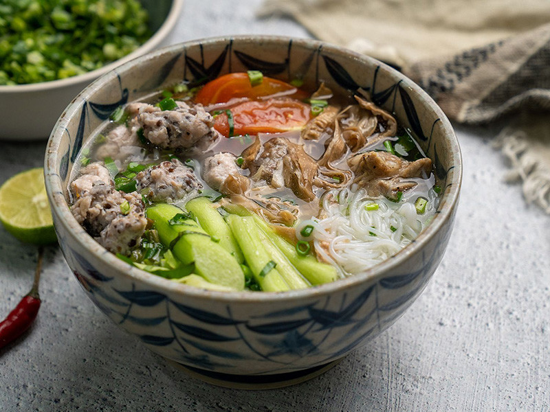 Bún mọc dọc mùng Hà Nội với viên mọc và nước dùng thanh mát