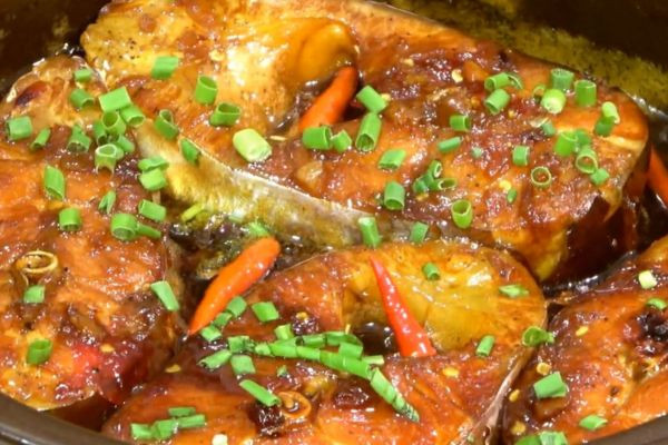Cá kho tộ có thể ăn kèm với cơm trắng, bún hoặc bánh mì