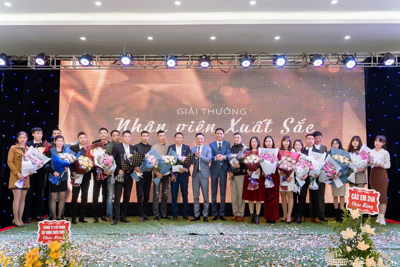 Các cá nhân xuất sắc của Thanh Tùng nhận giải thưởng cống hiến